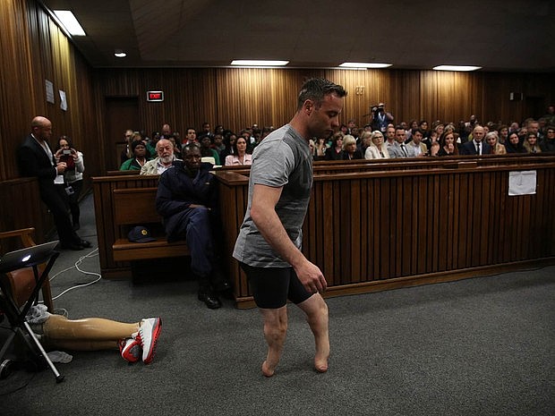 Oscar Pistorius caminha sem suas próteses durante audiência na África do Sul.